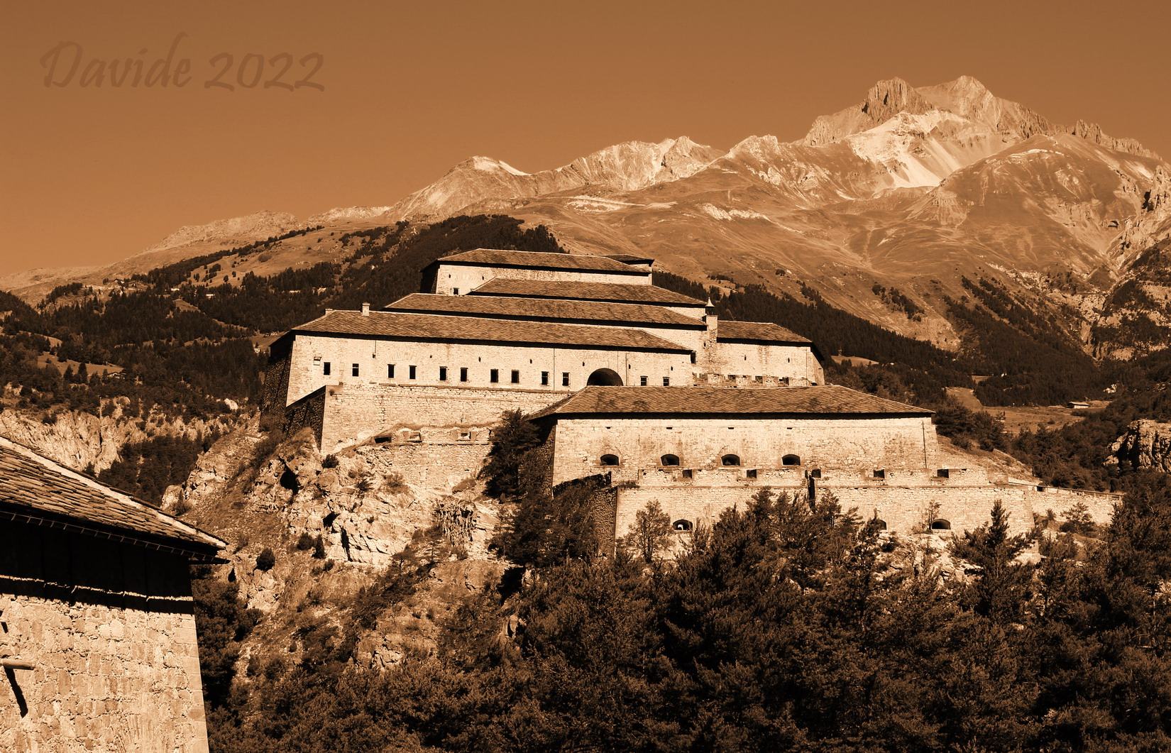 Avrieux (Savoia, Alvernia-Rodano-Alpi – Moriana, Francia). Forte Vittorio Emanuele (fort Victor-Emanuel, parte déi Forti dell’Esseillon/forts de l’Esseillon, nel territorio di Aussois): fronte Sud, ripreso dalla Ridotta Maria Teresa (redoute Marie Thérèse). Davide Tansini. Settembre 2022. Fotografia digitale