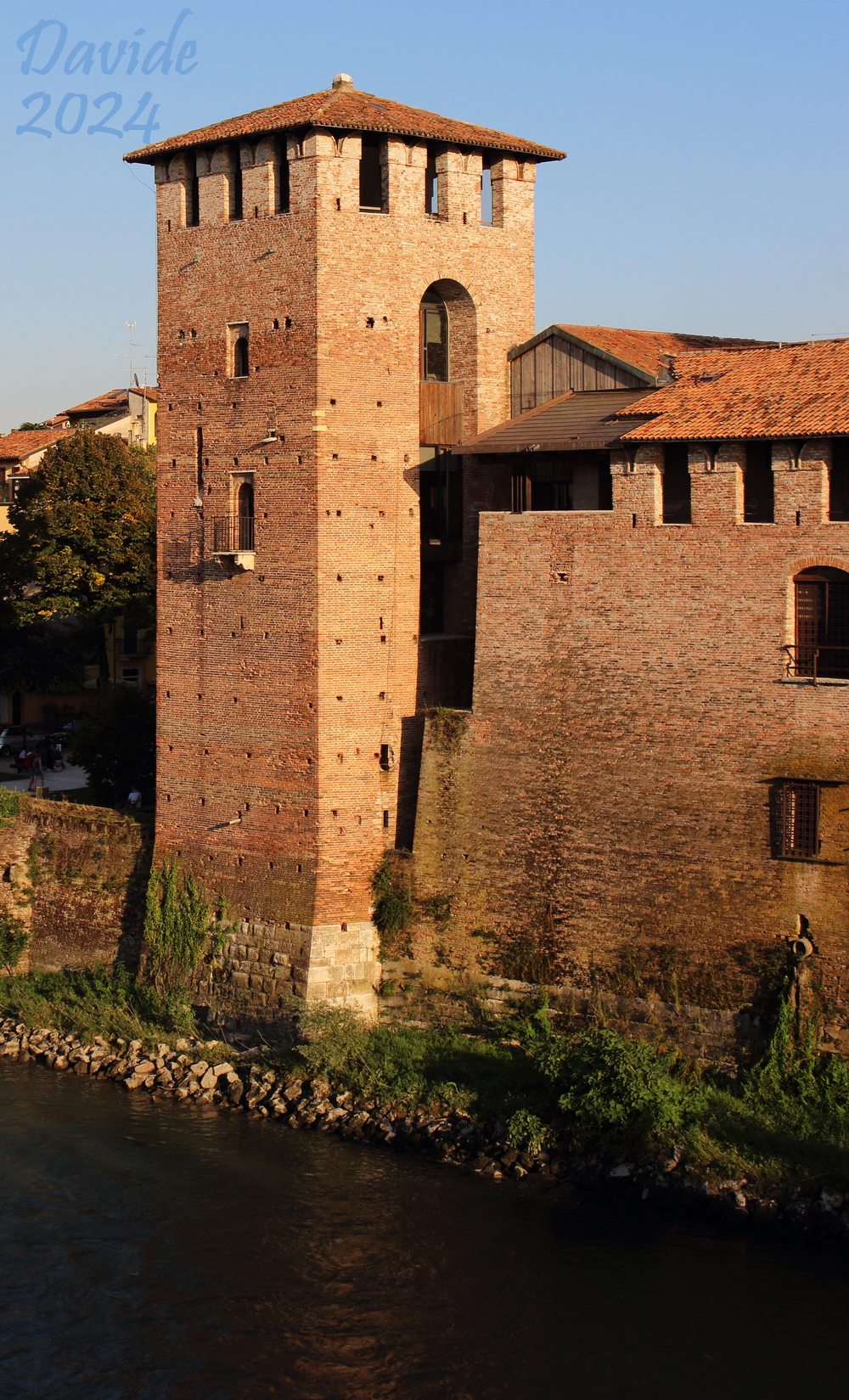 Verona (Veneto – Valle dell’Adige, Italia). Castelvecchio: torre Nord-Est e cortina muraria lungo il fiume Adige. Davide Tansini. 2024. Fotografia digitale